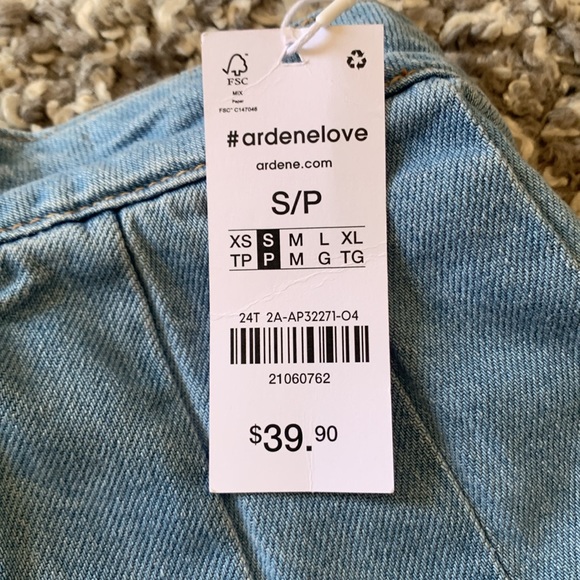 Selling brand new pleaded skirt, size small - Picture 2 of 4